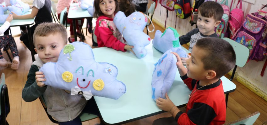 Alunos produzem chaveiro e almofada para aprender sobre bons sentimentos