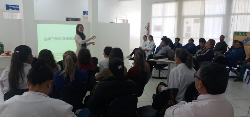 Amamentação é tema de palestra em unidade de saúde 