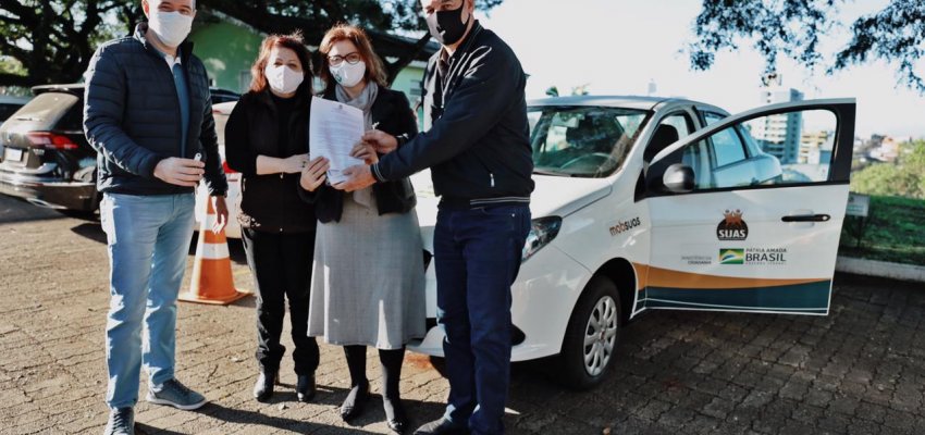 Administração repassa veículo para a APAE
