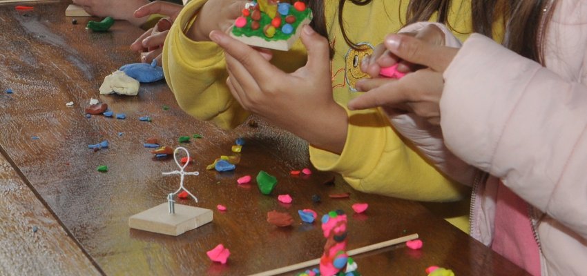 Alunos desenvolvem a criatividade por meio de atividades art&iacute;sticas