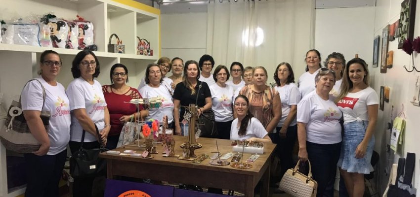 Grupo de artes&atilde;s visita Chapec&oacute;