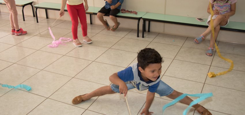 Atividades r&iacute;tmicas s&atilde;o desenvolvidas nas aulas de Educa&ccedil;&atilde;o F&iacute;sica no CEIM Peteca