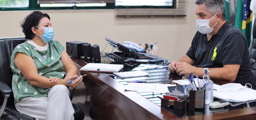Coordenadora da Funai conversa com o prefeito sobre a questão indígena