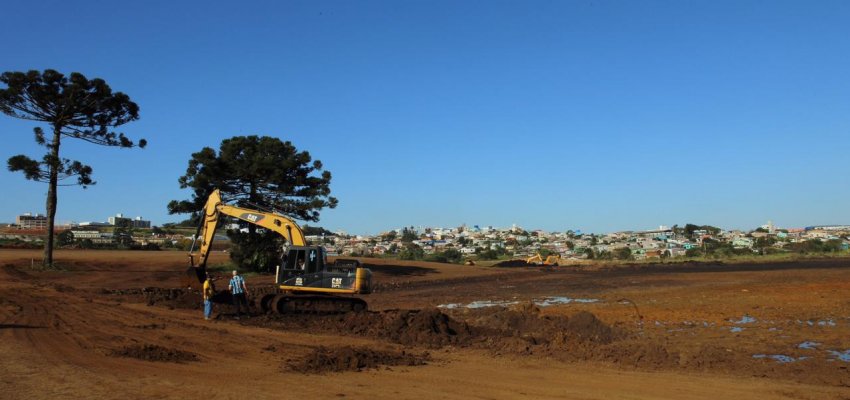 Cerca de 40 caminh&otilde;es e m&aacute;quinas trabalham na constru&ccedil;&atilde;o do lago do Eldorado