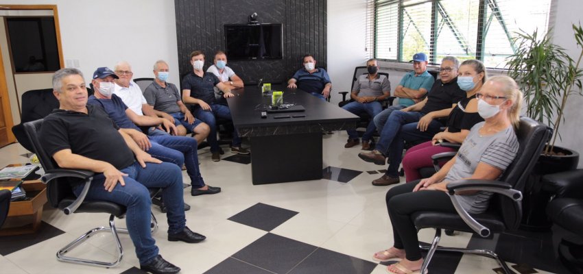 Prefeito recebe moradores da comunidade de São Vendelino