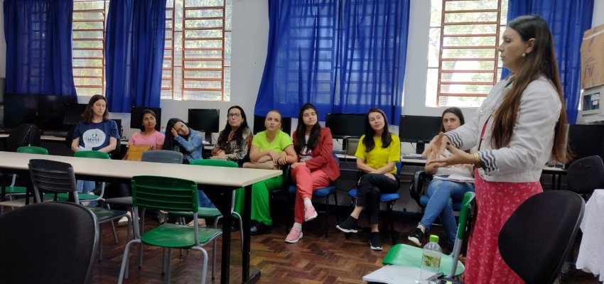 Estudantes de faculdade do Paraná realizam visita técnica em escola de Chapecó