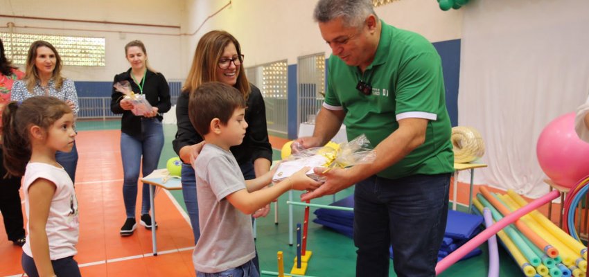 Novas quadras e material esportivo v&atilde;o beneficiar 11,8 mil crian&ccedil;as da rede municipal de ensino