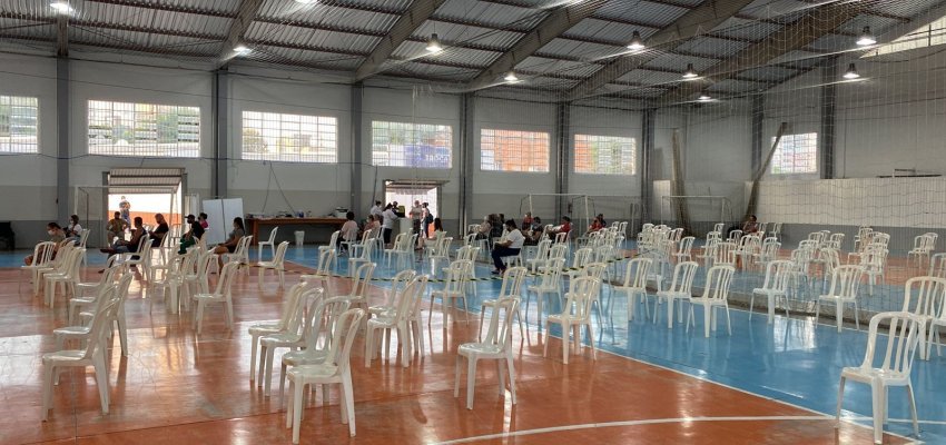 Janeiro de 2022 teve mais casos de Covid mas menos internações e mortes do que em 2021