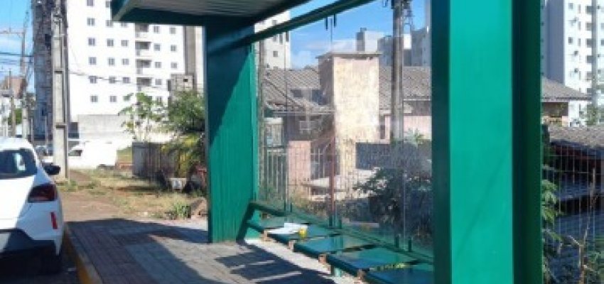 Prefeitura de Chapec&oacute; j&aacute; entregou mais de cem novos abrigos para passageiros do transporte coletivo
