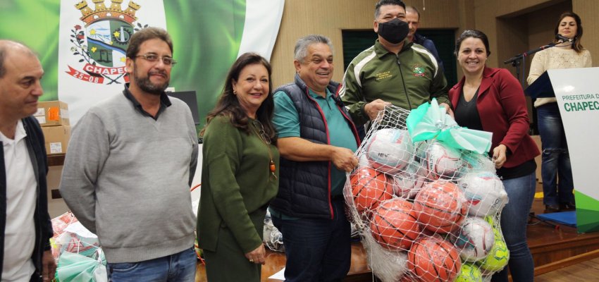Escolas municipais de Chapec&oacute; recebem R$ 2,7 milh&otilde;es em computadores e material esportivo
