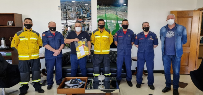 Prefeito entrega equipamentos de proteção aos bombeiros