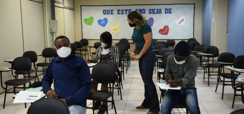 Secretaria de Educação lança curso de Língua Portuguesa para estrangeiros