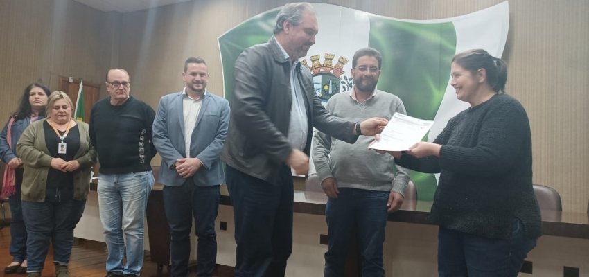 Prefeitura entrega autoriza&ccedil;&otilde;es para 200 consultas e exames