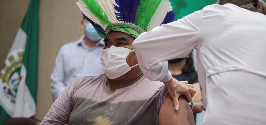 Profissionais da sa&uacute;de e vice-cacique s&atilde;o os primeiros vacinados em Chapec&oacute;