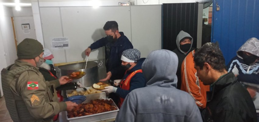 Força-tarefa serve 110 refeições e Casa de Passagem recebe mais de 40 pessoas