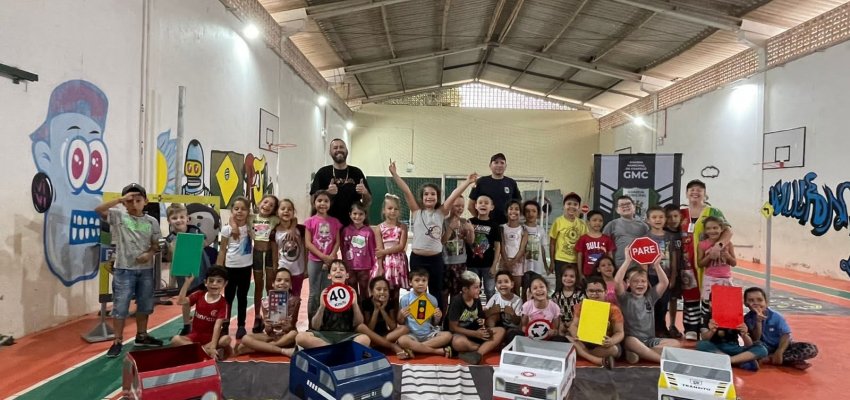 Aprendendo e brincando com a equipe do Setor de Educa&ccedil;&atilde;o para o Tr&acirc;nsito da Guarda Municipal