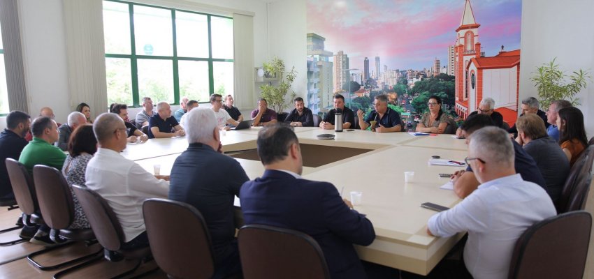 Prefeito de Chapec&oacute; realiza reuni&atilde;o de secretariado