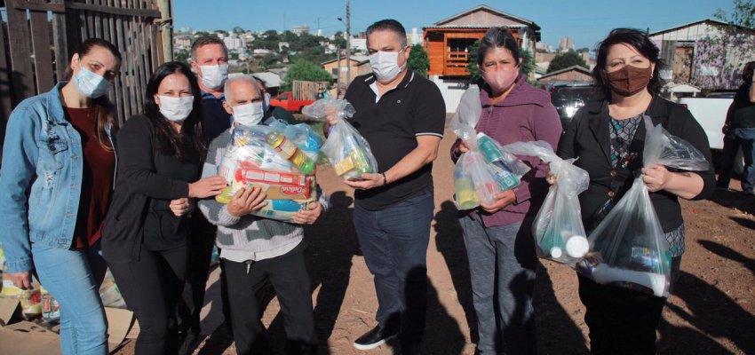 Administração entrega cestas básicas para associações de catadores