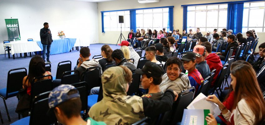 Marcio Araujo palestra para jovens em oficina de capacitação