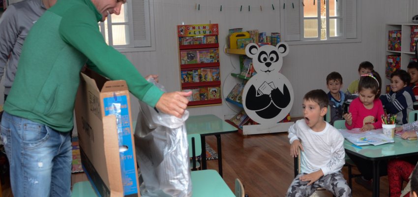 Chape presenteia CEIM Pequenos Her&oacute;is com duas TV�s