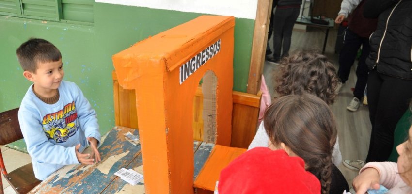 Cinema na escola: Filmes trazem conhecimentos aos pequenos