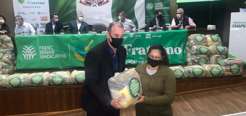 Famílias de Chapecó recebem 706 cestas básicas do programa Agro Fraterno