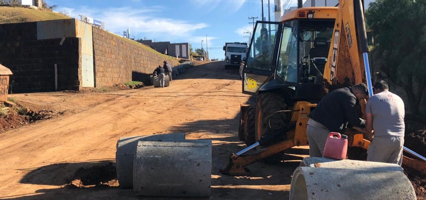 Asfalto nos Bairros: Rua do Trevo começa a ser pavimentada 