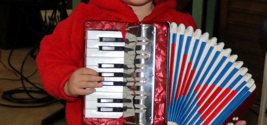 Crianças e idosos participam de momento de socialização