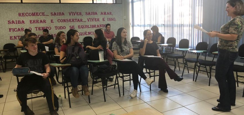 Professora de inglês conquista bolsa nos EUA