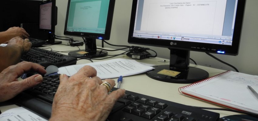 Cursos de ingl&ecirc;s e inform&aacute;tica s&atilde;o oferecidos em Chapec&oacute;