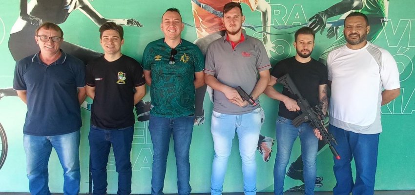 Atletas da Associação Chapecoense de Airsoft visitam a Fundação de Esporte