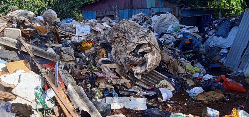 Prefeitura realiza retirada de lixo acumulado em residência