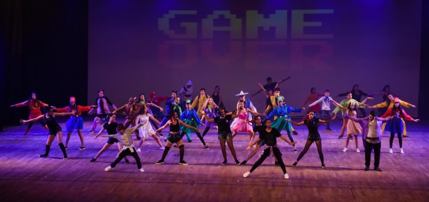 Dan&ccedil;a Educa&ccedil;&atilde;o re&uacute;ne pais, alunos e professores em espet&aacute;culo