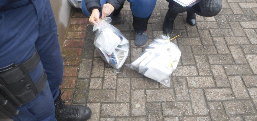 Fiscaliza&ccedil;&atilde;o da Prefeitura apreende frascos de perfume vendidos por ambulantes