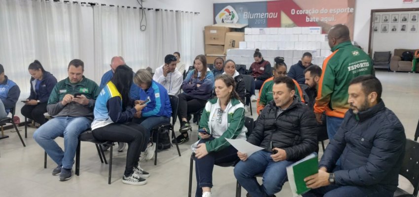 Dirigentes municipais se re&uacute;nem com Fesporte para definir Atletismo dos Parajasc