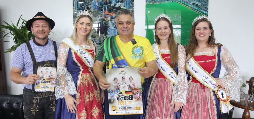 Prefeito de Chapec&oacute; recebe rainha e princesas da Oktoberfest