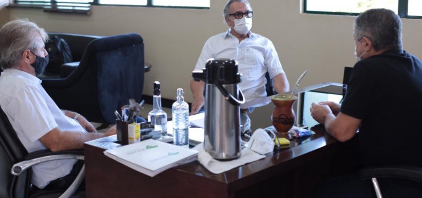 Prefeito recebe representantes do Observat&oacute;rio Social