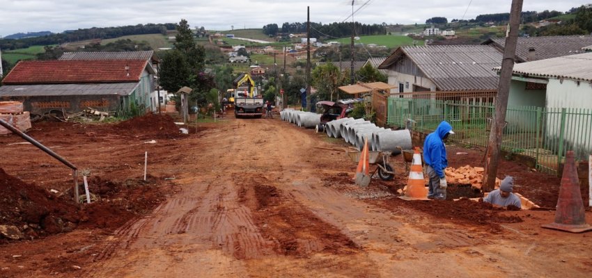 Ruas do bairro Vila Real recebem asfalto