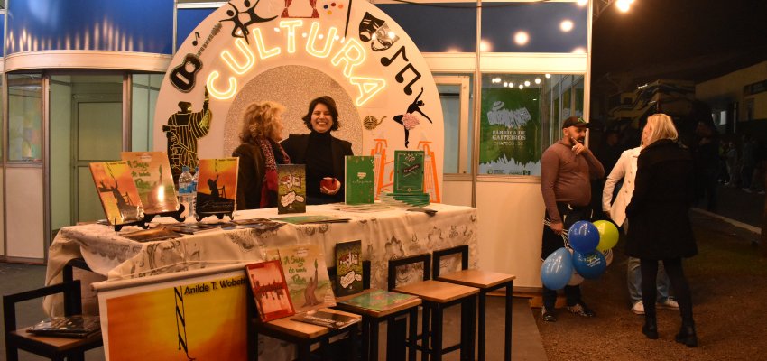 Evento com autores valoriza a literatura local na Efapi 2023