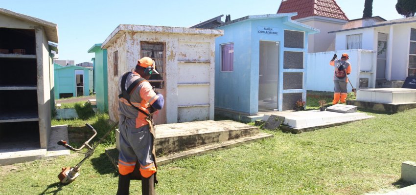 Prefeitura realiza limpeza dos cemit&eacute;rios