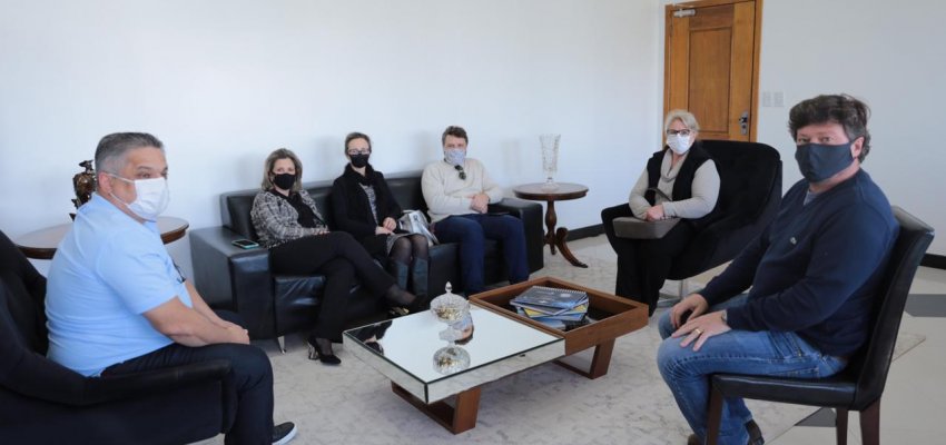 Prefeito recebe família Lanznaster para falar de homenagem