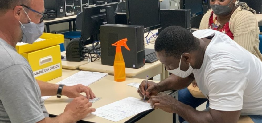 Chapecó oferece aulas de informática para jovens e adultos