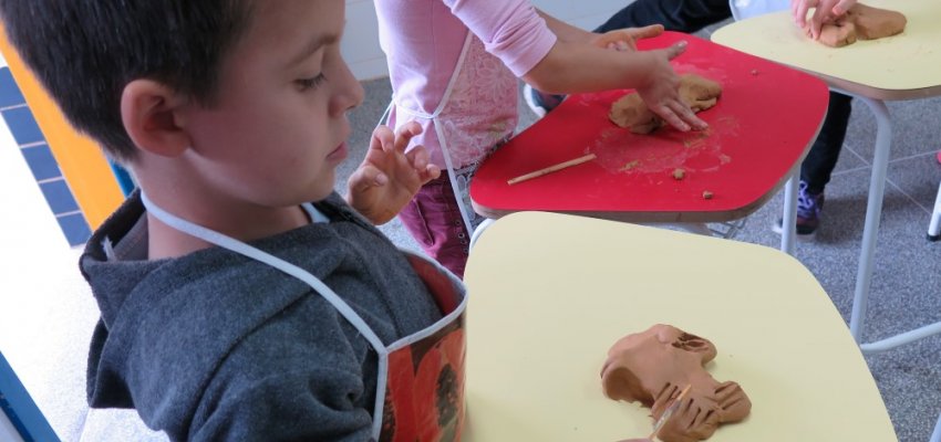 Pequenos escultores brincando de artista