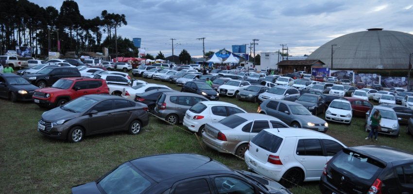 Moradores do bairro Efapi faturam renda extra durante os dias de feira