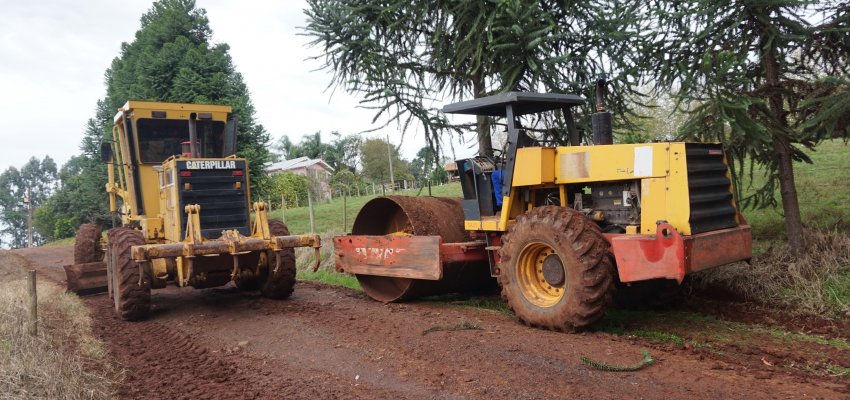 Melhorias nas estradas do interior e per&iacute;metro urbano. Confira o cronograma!
