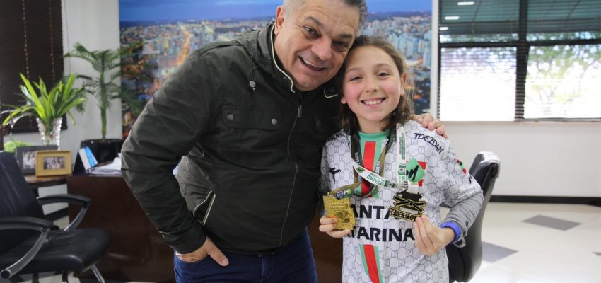 Prefeito recebe atleta convocada para o Pan-americano de Taekwondo