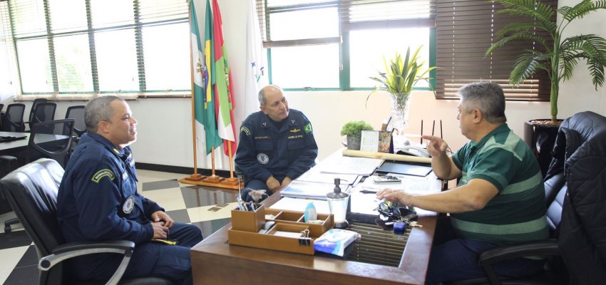Prefeito recebe representantes da Marinha