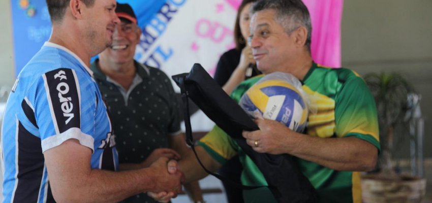 Prefeitura entrega kits de materiais esportivos para idosos de 40 comunidades