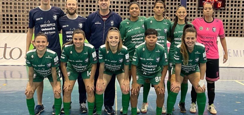 Female vence o Londrina e sobe para o terceiro lugar