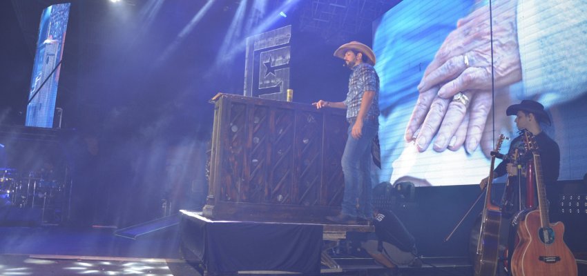 Fernando e Sorocaba e Ana Clara animaram a primeira noite de shows nacionais da EFAPI